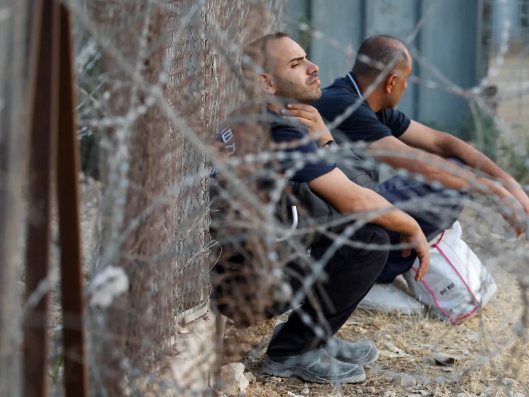 بلومبيرغ: حظر إسرائيل للعمال الفلسطينيين يضر باقتصادها