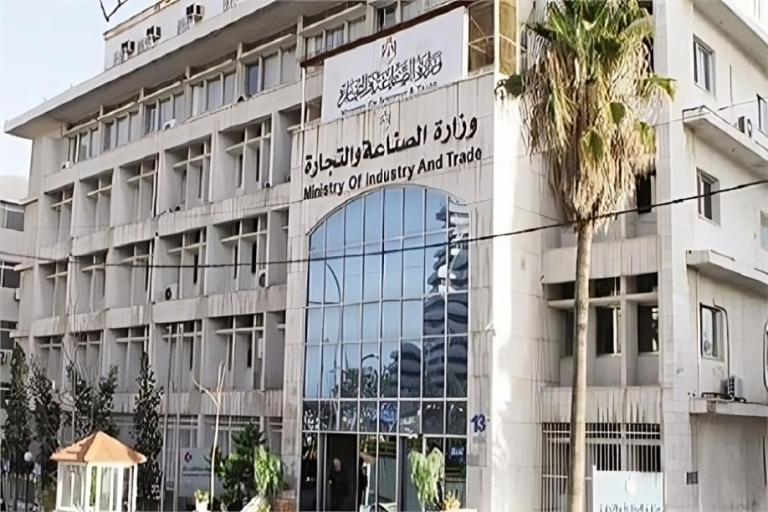 فساد في وزارة التجارة والصناعة، وإحالة 5 موظفين للجنايات