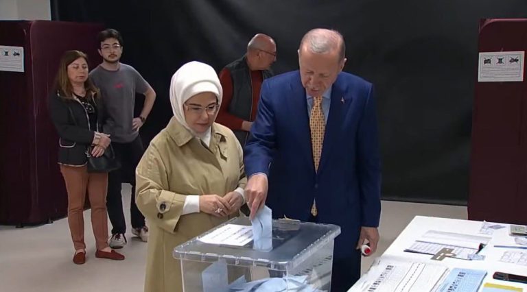 الرئيس أردوغان يدلي بصوته في الانتخابات المحلية