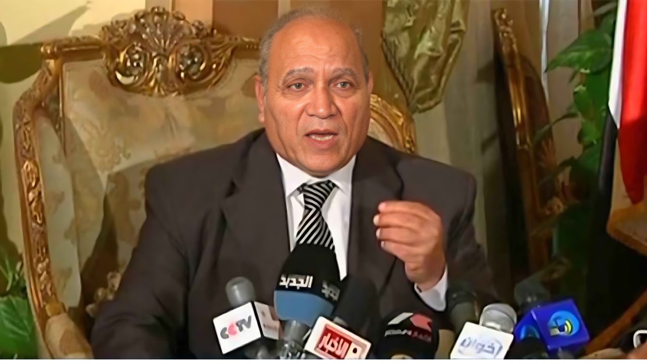 سفير مصري يطالب بإعلان الطوارىء وحل البرلمان وإلغاء ٧ وزارات