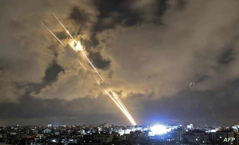 سقوط صواريخ إيرانية تتسبب في حالة من الفزع والخوف بأم الرشراش الفلسطينية