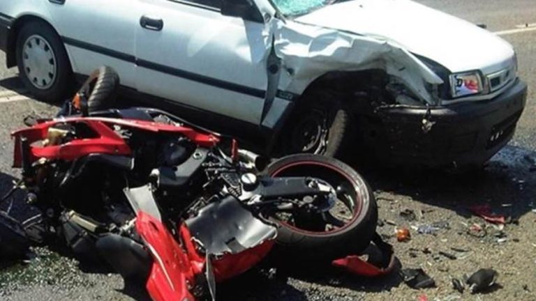 وفاة شخص وإصابة آخر في حادث تصادم دراجة بخارية بسيارة أجرة في دمياط