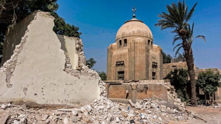 مقابر تاريخية تحت التهديد: تعليق دفن الموتى في القاهرة يثير الجدل