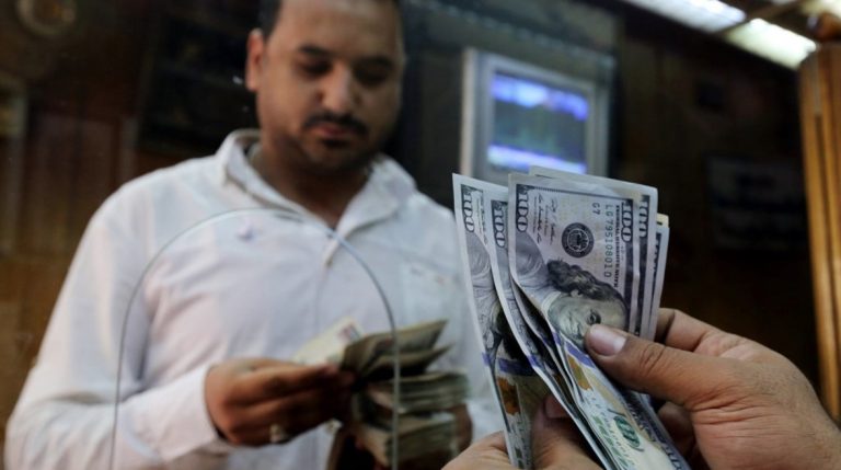 الحصيلة 13 مليار جنيه.. المصريون يواصلون التنازل عن الدولار