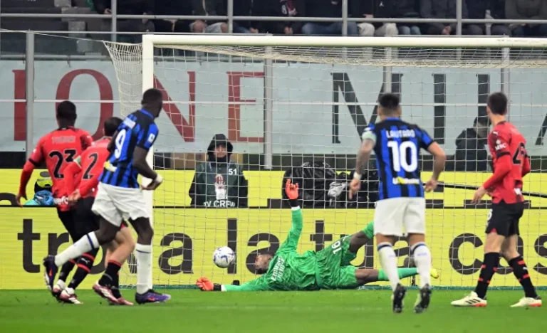 نادي إنتر ميلان يحسم لقب الدوري الإيطالي لكرة القدم بفوزه على غريمه التقليدي إسي ميلان
