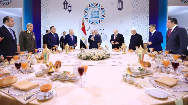 السيسي: أي مسؤول قوي بناسه ولو اتخلوا عنه يسيب البلد ويمشي