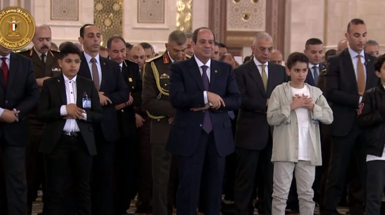 السيسي يصطحب أطفال الشهداء إلى صلاة العيد