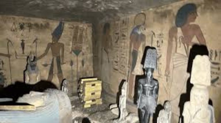 ضبط 7 أشخاص نقبوا عن الآثار في القاهرة