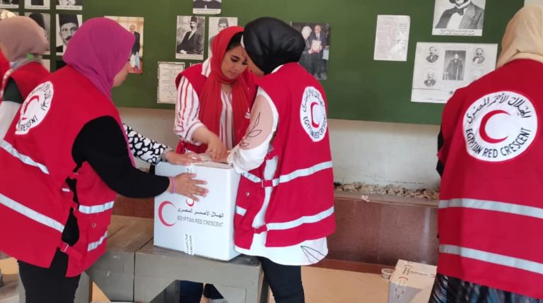 كحك العيد وألعاب ترفيهية.. الهلال الأحمر يوزع الفرحة على الفلسطينيين