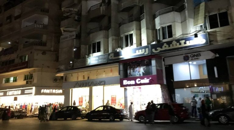 بلد العجائب : مستشفى داخل عمارة سكنية.. كيف يُستثنى من تخفيف الأحمال؟