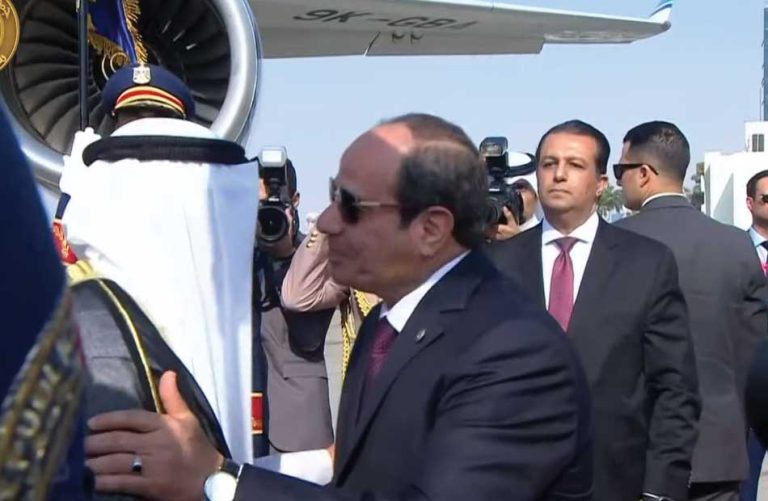 السيسي يستقبل الشيخ مشعل الأحمد الجابر الصباح أمير الكويت بمطار القاهرة الدولي