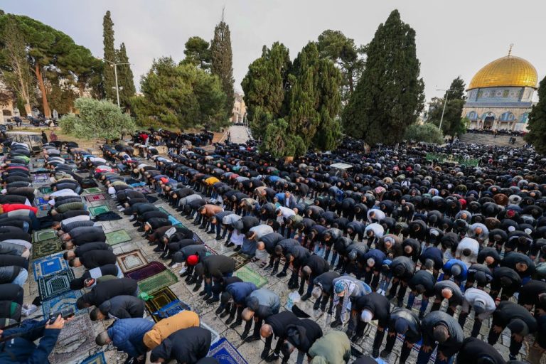 أكثر من 60 ألف مصل يؤدون صلاة عيد الفطر فى المسجد الأقصى.. فيديو
