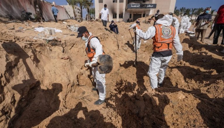 شاهد ما قاله طبيب من غزة بعد اكتشاف مقبرة جماعية بمستشفى في خان يونس “جريمة ضد الإنسانية”..