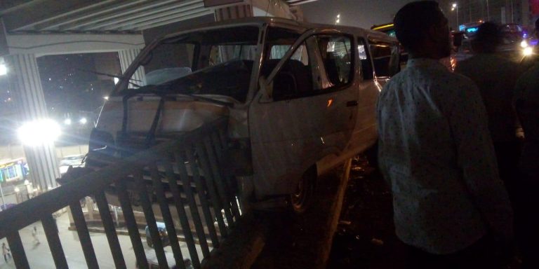 إصابة شخص في حادث مروع تعلق سيارة أجرة بالسور الحديدي للطريق الدائري بالقاهرة