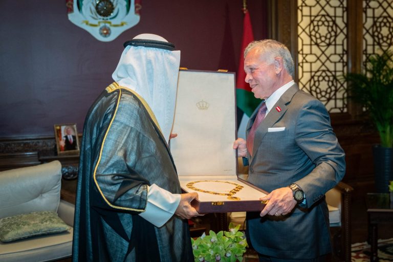 ملك الأردن يمنح أمير الكويت قلادة الحسين بن علي