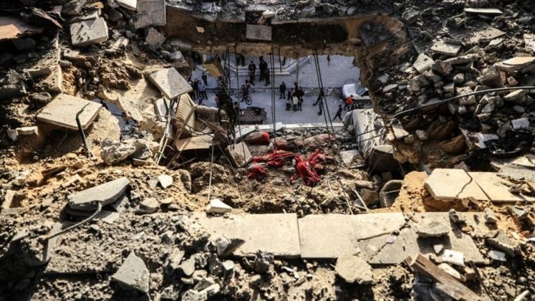 مقتل 34 شخصًا وإصابة 68 آخرين جراء القصف الإسرائيلي على أحياء غزة