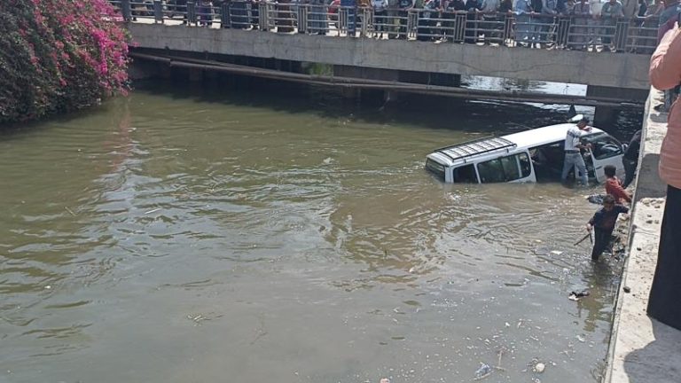 حادث مأساوي إنقلاب سيارة ميكروباص في ترعة المحمودية بالبحيرة