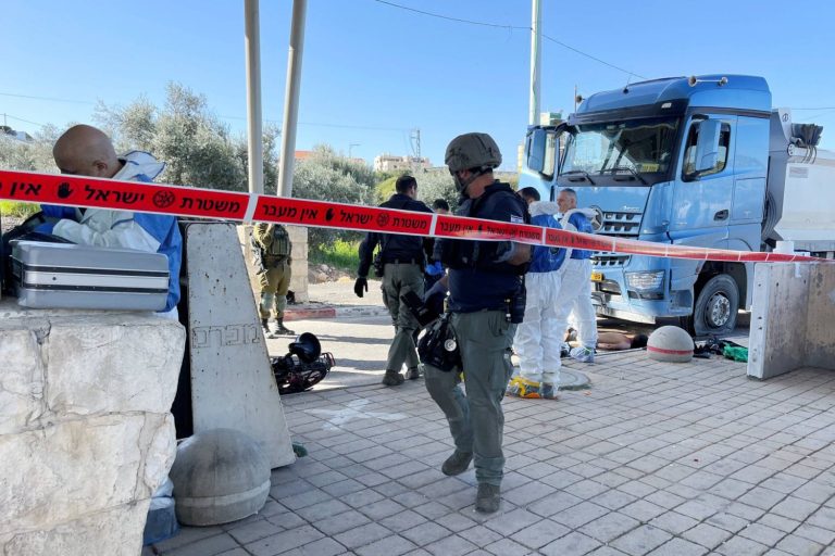 مواطن تركي ينفذ عملية طعن في القدس ويصيب جندياً اسرائيلياً