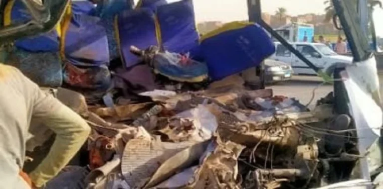مصرع 3 أشخاص وإصابة 15 آخرين في حادث تصادم بين أتوبيس وونش على الطريق الإقليمي ببلبيس