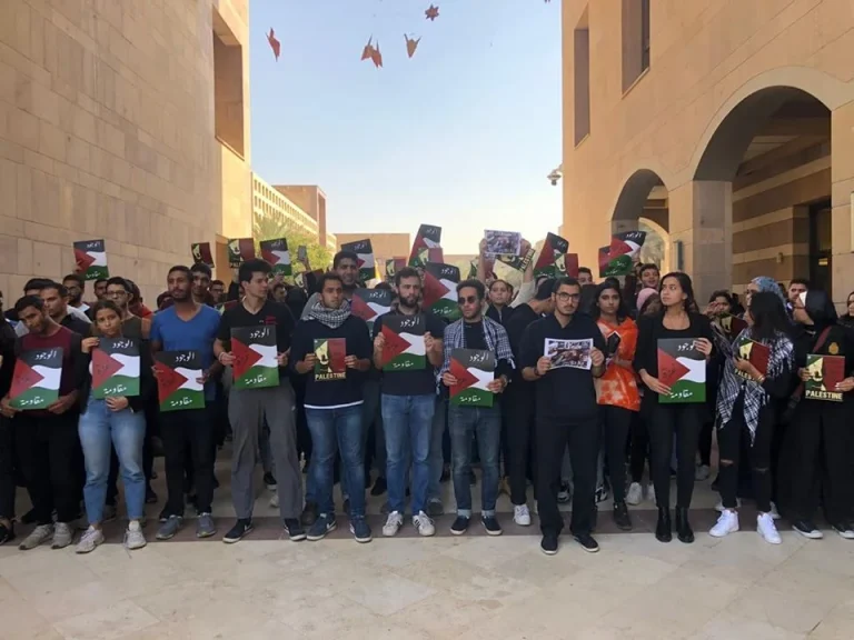طلاب الجامعة الأمريكية يطالبون بمقاطعة الكيان الصهيوني