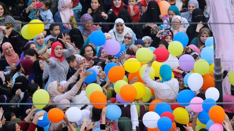 أجواء عيد الفطر المبارك في معظم الدول العربية