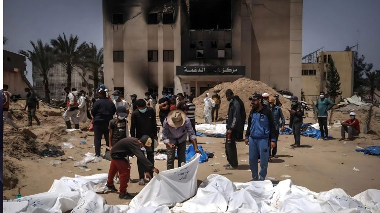 ميديابارت الفرنسية : الأمم المتحدة تريد إجراء تحقيق دولي في المقابر الجماعية بسبب مستشفيات غزة