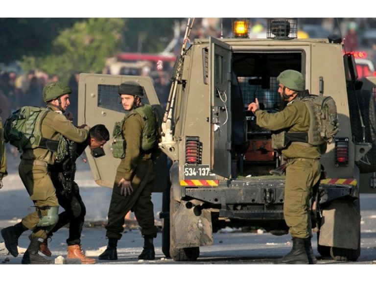 قوات الأحتلال الإسرائيلي تواصل مداهمة منازل في الضفة ومناطق عدة فلسطينية