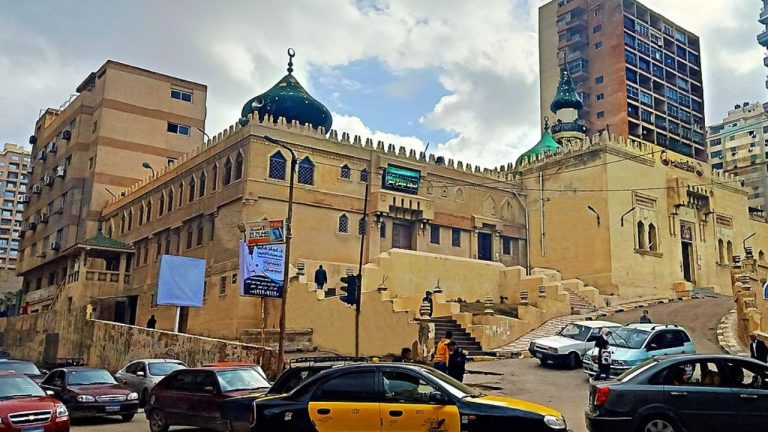 مهزلة.. تحويل حديقة مسجد سيدي بشر الكبير إلى قاعة أفراح (فيديو)