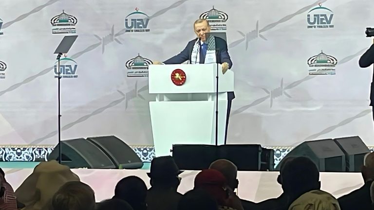 أردوغان يصف نتنياهو “بالجزار”، ويعلن قطع جميع العلاقات التجارية مع إسرائيل