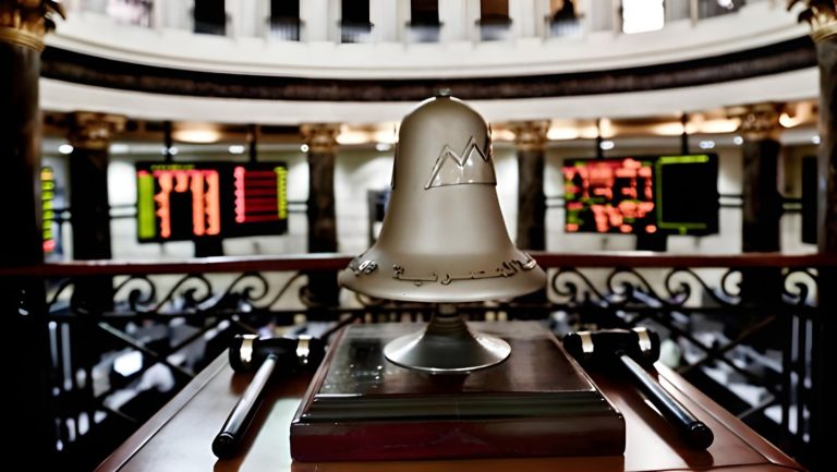 انهيار حاد في سوق الأسهم المصرية وخسائر بنسبة 50% لإيرادات قناة السويس