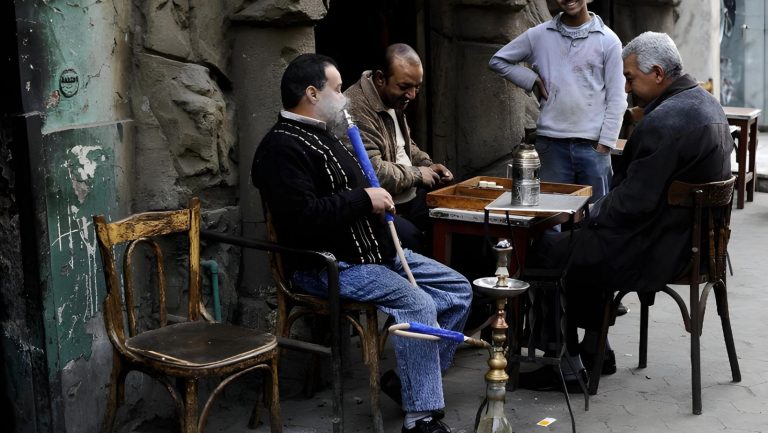 تقديم الشيشة في مقاهي مصر  “برسوم”