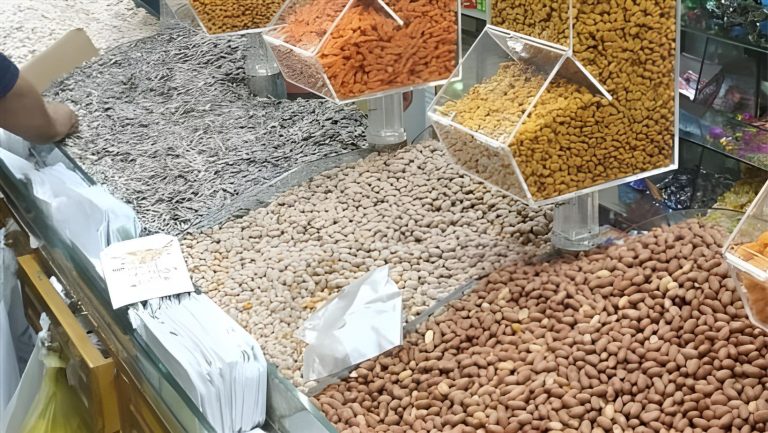 الفول السوداني البديل الأمثل للمكسرات… أسعار التسالي في سوق دمياط في العيد