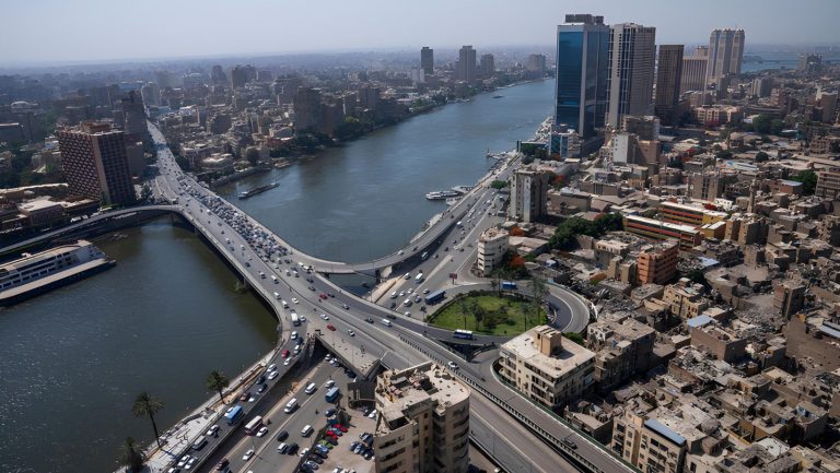 ما هي الآثار السلبية الاقتصادية والاجتماعية لقرارات تصفية الشركات العامة في مصر؟