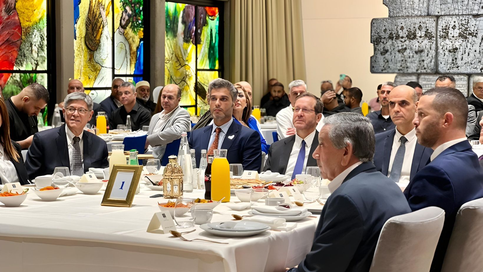 السفير الإماراتي يحضر إفطارًا رمضانيًا في مقر إقامة الرئيس الإسرائيلي