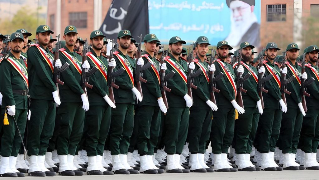 “إطلاق صواريخ واختطاف سفينة”… بوادر الرد الإيراني على إسرائيل