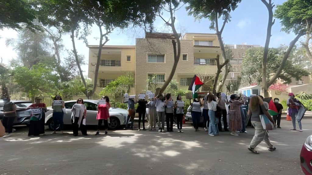 قوات الأمن بالقاهرة تلقي القبض على 5 متظاهرين مطالبين بوقف العدوان على غزة و السودان
