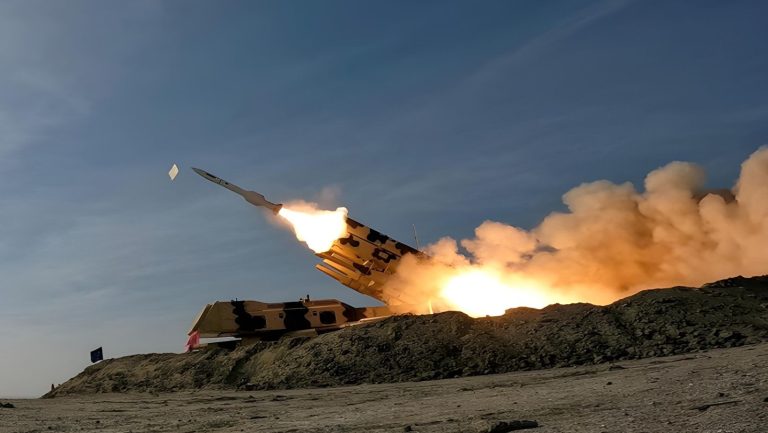 ميدل إيست آي: تصاعد التوترات بين إيران وإسرائيل يجبر الولايات المتحدة على عدم التدخل عسكرياً