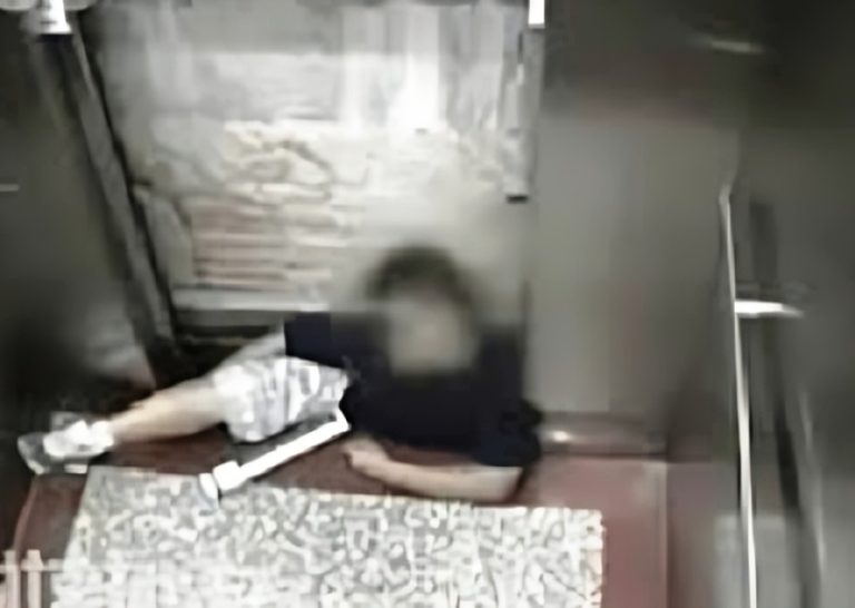 وفاة طفل عمره عامين بعد اصطدام رأسه بجدار المصعد