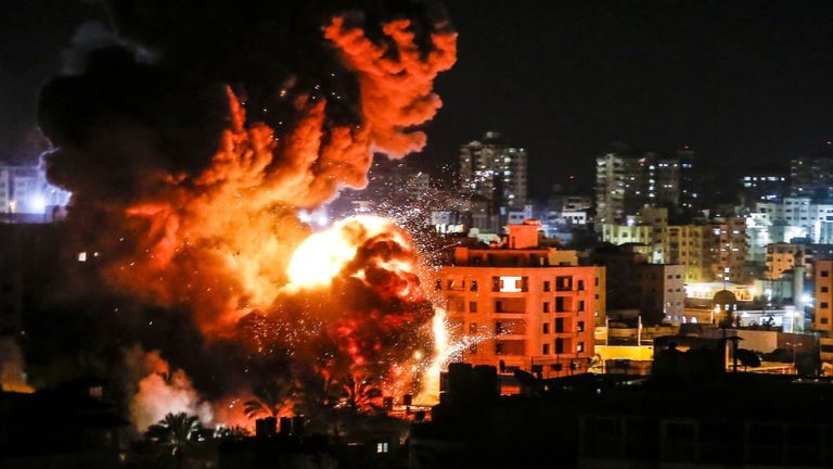 سقوط صاروخ من غزة على شقة في عسقلان وإصابة 3 أشخاص بجروح