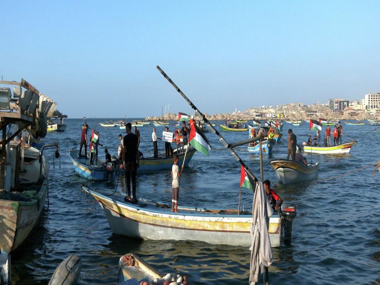 تحرك شاحنات المساعدات باتجاه الرصيف البحري في غزة