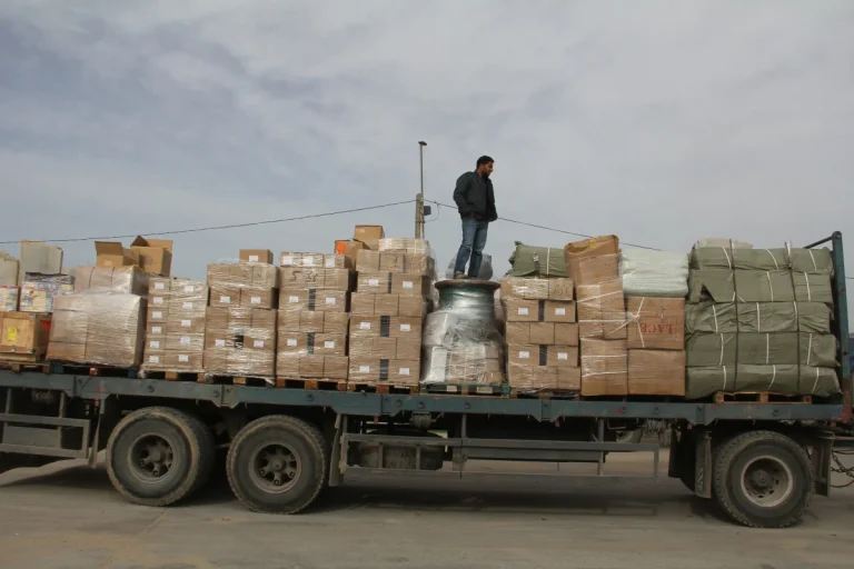 دخول 200 شاحنة إلى قطاع غزة تحمل مساعدات غذائية ووقود عبر معبر كرم أبو سالم.