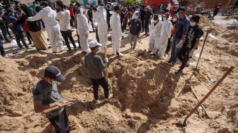 الرعب الخفي في غزة: الكشف عن 340 جثة في مقابر جماعية