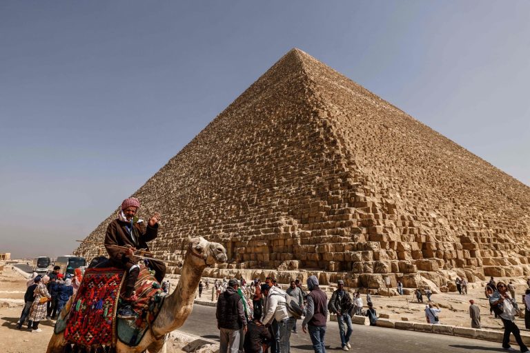 مصر تنفي اكتشاف “هيكل ضخم” بالقرب من الهرم الأكبر