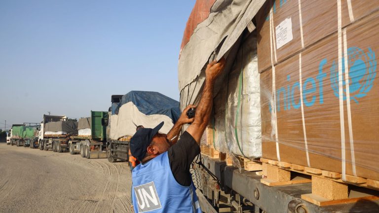 مصر تنتقد الحصار الإسرائيلي وتشير إلى دعم قوي لجهود الإغاثة في غزة