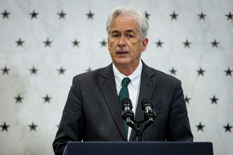 رئيس المخابرات المركزية الأمريكية يبقى في الدوحة لتنشيط محادثات السلام المتوقفة في الشرق الأوسط
