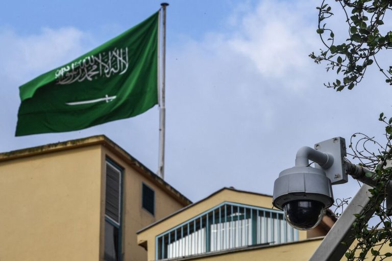 شبكة بلومبرج الأمريكية: حملات اعتقال واسعة للمواطنين الذين ينتقدون إسرائيل عبر الإنترنت في السعودية