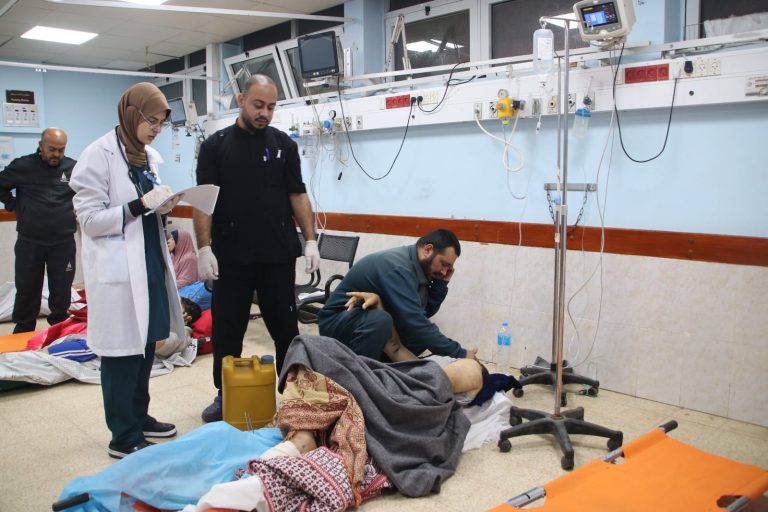 وزارة الصحة بغزة: نناشد المؤسسات الدولية ضرورة توفير الحماية للمستشفيات والطواقم الصحية من بطش الاحتلال