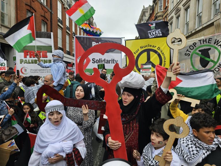 أمام مقر الحكومة البريطانية.. أطفال فلسطين يحملون مفاتيح العودة ويصعدون منصة المهرجان