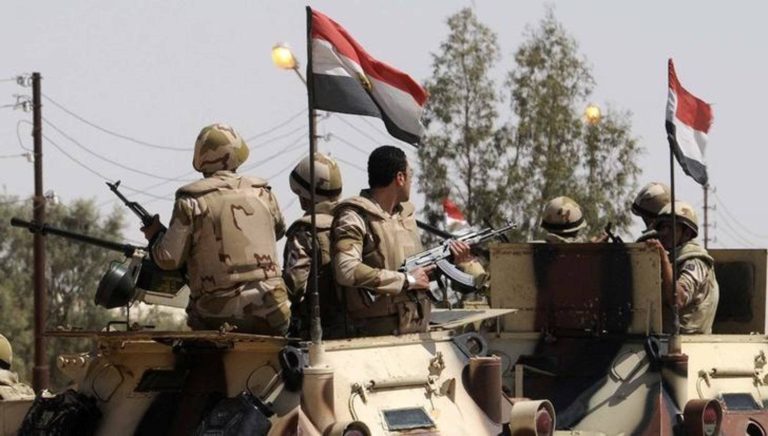 موقع عبري: مقتل جنديين مصريين في تبادل إطلاق نار مع جيش الاحتلال