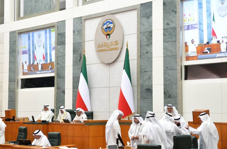 أمير الكويت يحل مجلس الأمة الكويتي ويتولى التشريع لمدة تصل إلى 4 سنوات